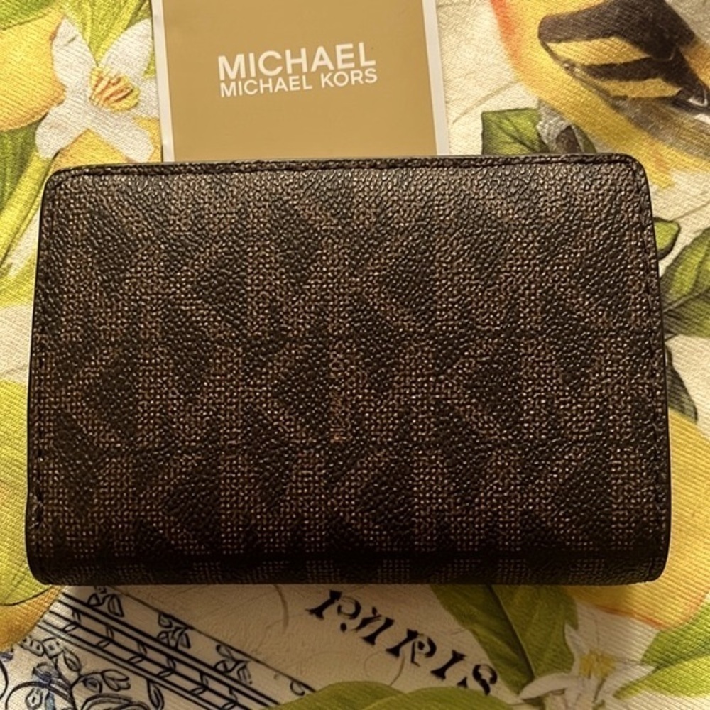 Brand New Michael Kors Brown Luggage Logo Medium Slim Bifold Snap Close Wallet - Picture 3 of 16